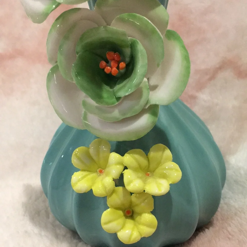 “Blooming Bright” Ceramic Bud Vase 3D ceramic Flowers NWOT 4”x6.5” Handcrafted - Picture 4 of 16